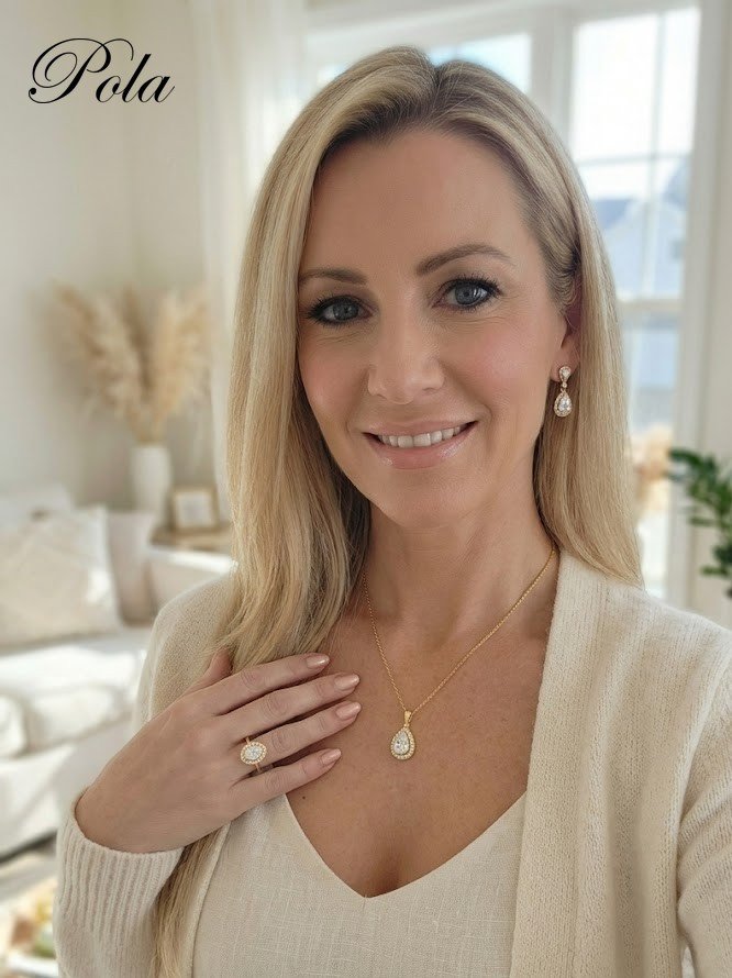 Phenomenal jewelry set from the Pola collection made of silver covered with yellow gold featuring dazzling moissanite
