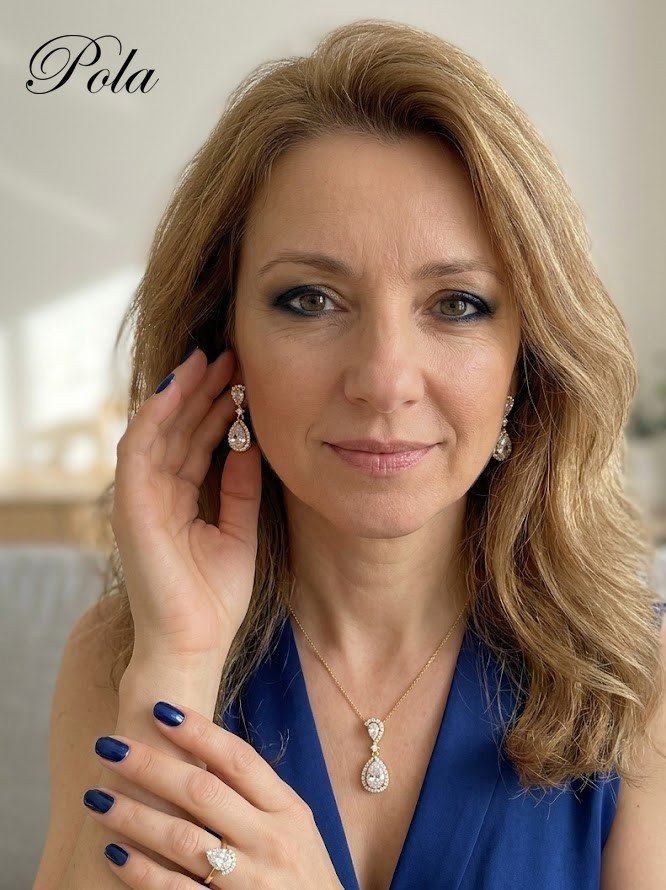 Elegant jewelry set from the Pola collection made of silver covered with yellow gold featuring moissanite